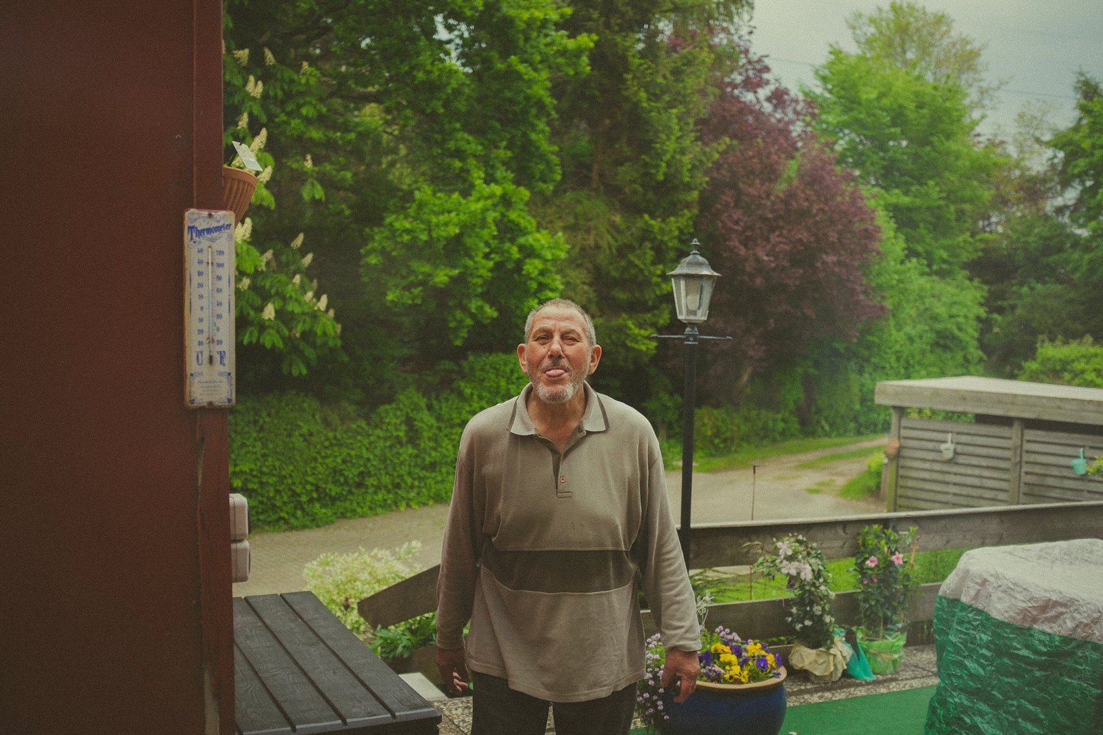Willi Junker vor seinem Haus in Stade-Bützfleth